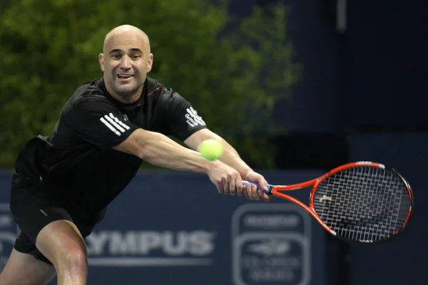 Andre agassi en john mcenroe spelen een liefdadigheid wedstrijd — Stockfoto