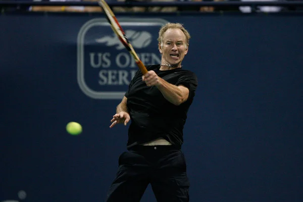 Andre agassi und john mcenroe spielen ein Benefizspiel — Stockfoto