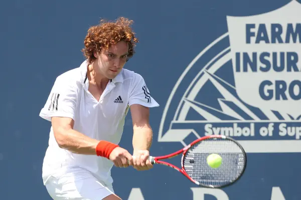 Lukas Lindkvist och ernests gulbis spela en match — Stockfoto