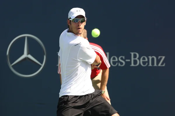 Ilija Bozoljac of Serbia vs Robby Ginepri of USA play a match — Stock Photo, Image