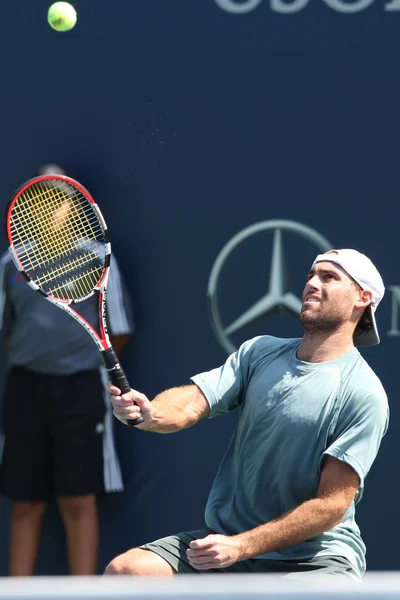 Ilija Bozoljac of Serbia vs Robby Ginepri of USA play a match — Stock Photo, Image