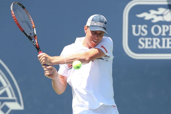 Janko Tipsarevic de Serbia (foto) y Sam Querrey de Estados Unidos juegan un partido en el Clásico de Agricultores 2010 — Foto de Stock