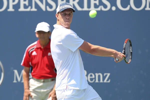 Janko Tipsarevic af Serbien (afbilledet) og Sam Querrey af USA spiller en kamp på 2010 Farmers Classic - Stock-foto