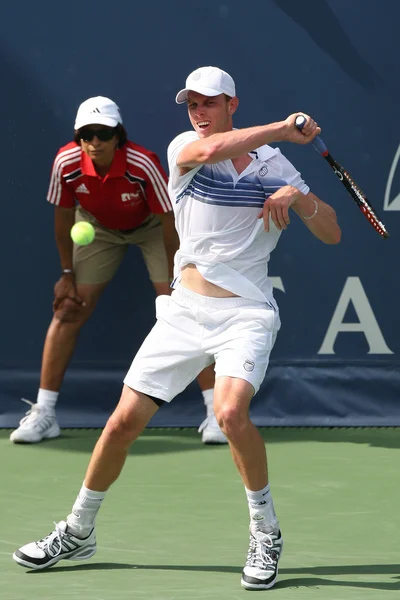 Andy Murray of Great Britain and Sam Querrey of USA (pictured) play the final match at the 2010 Farmers Classic — Stock Photo, Image