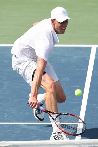 Andy Murray of Great Britain and Sam Querrey of USA (pictured) play the final match at the 2010 Farmers Classic — Stock Photo, Image