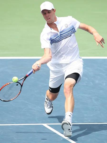 Andy Murray of Great Britain and Sam Querrey of USA (pictured) play the final match at the 2010 Farmers Classic — Stock Photo, Image