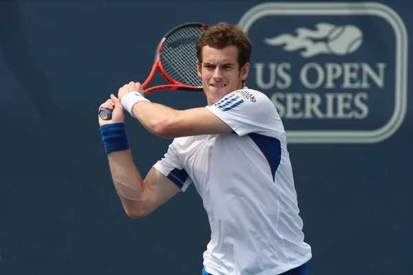 Andy Murray de Gran Bretaña (en la foto) y Sam Querrey de EE.UU. juegan el partido final en el 2010 Farmers Classic —  Fotos de Stock