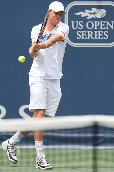 Andy Murray of Great Britain and Sam Querrey of USA (pictured) play the final match at the 2010 Farmers Classic — Stock Photo, Image