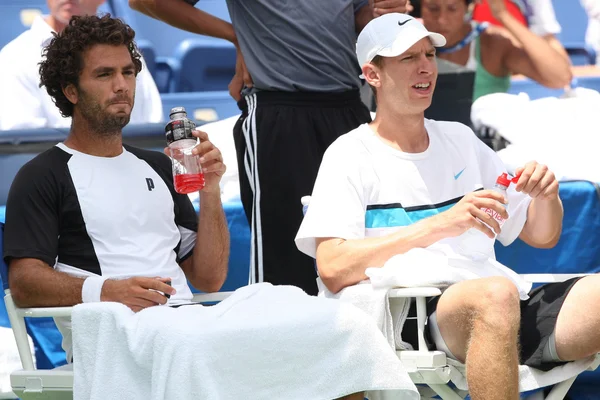 Bob bryan van VS & mike bryan van usa spelen de dubbel finale tegen eric butorac van usa & jean-julien rojer van holland (afgebeeld) — Stockfoto