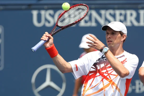 Bob Bryan of USA & Mike Bryan of USA (pictured) play the doubles final against Eric Butorac of USA & Jean-Julien Rojer of Holland — Stock Photo, Image