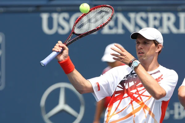 Bob bryan USA & mike bryan usa (na zdjęciu) gra debla przeciwko eric butorac z usa & jean-julien rojer Holandii — Zdjęcie stockowe