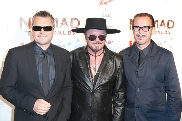 La banda australiana de rock INXS llega a la gala Nomad Two Worlds Los Angeles en 59 Pier Studios West — Foto de Stock