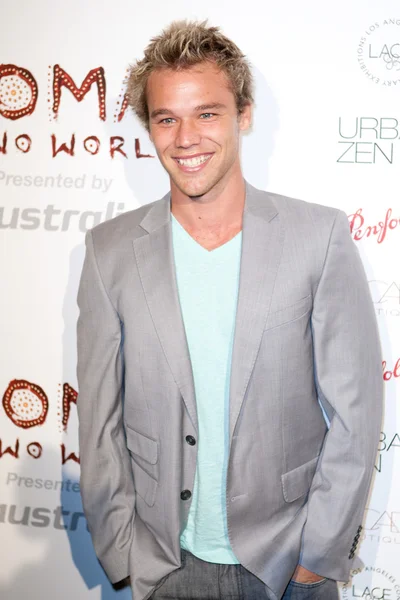 O ator australiano Lincoln Clay Lewis chega à gala Nomad Two Worlds Los Angeles no 59 Pier Studios West — Fotografia de Stock