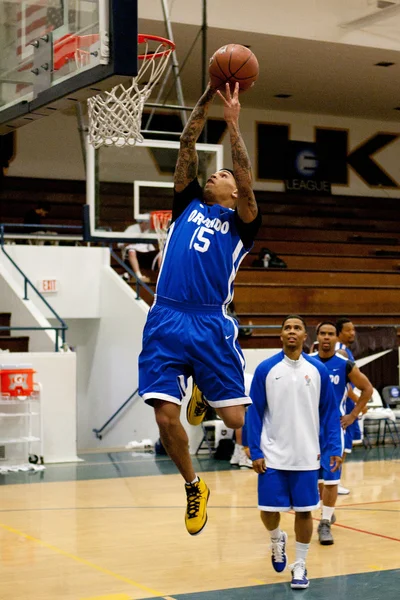 Chris brown spielt in der E-League Promis überbrücken Basketball- und Charity-Veranstaltung gesponsert von nike — Stockfoto