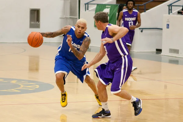 Chris brown spielt in der E-League Promis überbrücken Basketball- und Charity-Veranstaltung gesponsert von nike — Stockfoto