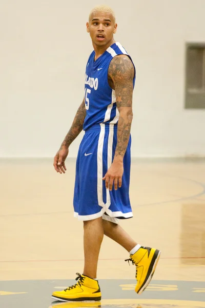 Chris Brown plays in the E League Celebrities Bridge Basketball and Charity event sponsored by Nike — Stock Photo, Image