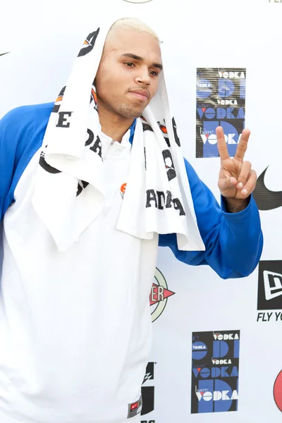 Chris Brown llega al evento E League Celebridades Puente de Baloncesto y Caridad patrocinado por Nike —  Fotos de Stock