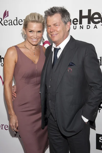 Yolanda Hadid e il compositore David Foster arrivano al Gala della Heart Foundation a Hollywood Palladium — Foto Stock