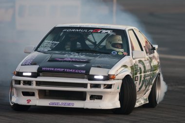 Taka aono toyota speedway formula yarışı sırasında yarışmaktadır.