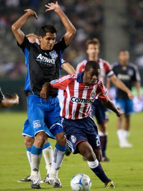 Michael Lahoud (R Ramon Sanchez (L) tarafından Chivas Usa San Jose depremler maç sırasında elde)