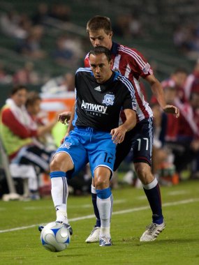 Ramiro Corrales (ön) ve Justin Braun (geri) Chivas Usa San Jose depremler maç sırasında eylem