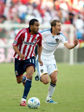 Maykel Galindo (L) ve Gregg Berhalter (R) eylem sırasında Mls Konferansı yarı final maç