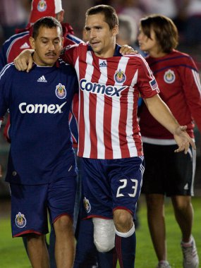 bojan stepanovic sahadan maç sırasında yaralı sonra yardım ediliyor