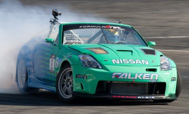 Tyler mcquarrie toyota speedway formula yarışı sırasında yarışmaktadır.