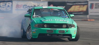 Vaughn gittin Jr toyota otomobil yarışçısı formula yarışı sırasında yarışmaktadır.