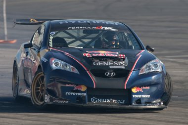 Rhys millen toyota otomobil yarışçısı formula yarışı sırasında yarışmaktadır.