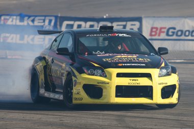 Tanner'ın foust toyota speedway formula yarışı sırasında yarışmaktadır.