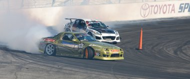 Kyle mohan ve michael essa formula yarışı sırasında toyota otomobil yarışçısı rekabet