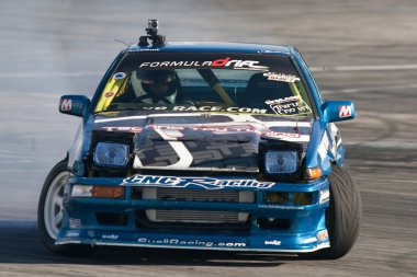 Tommy suell toyota speedway formula yarışı sırasında yarışmaktadır.