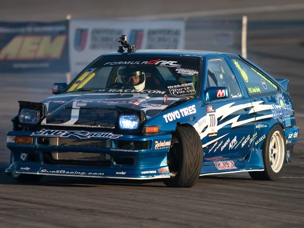 Tommy Suell compete na Toyota Speedway durante a rodada de Fórmula Drift — Fotografia de Stock