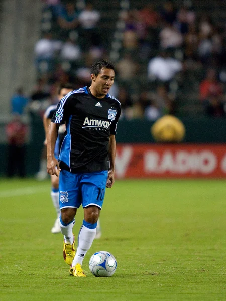 Arturo Alvarez (L) et Jesse Marsch (R) en action lors du match Chivas USA vs. San Jose Earthquakes — Photo