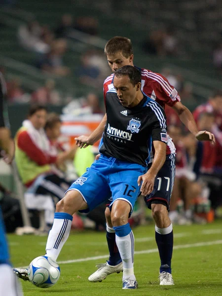 Ramiro Corrales (front) and Justin Braun (back) in action during the Chivas USA vs. San Jose Earthquakes match — Stock Photo, Image
