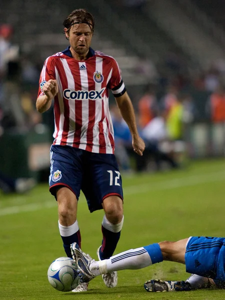 Carey Talley evitando um tackle durante o jogo Chivas USA vs. San Jose Earthquakes — Fotografia de Stock