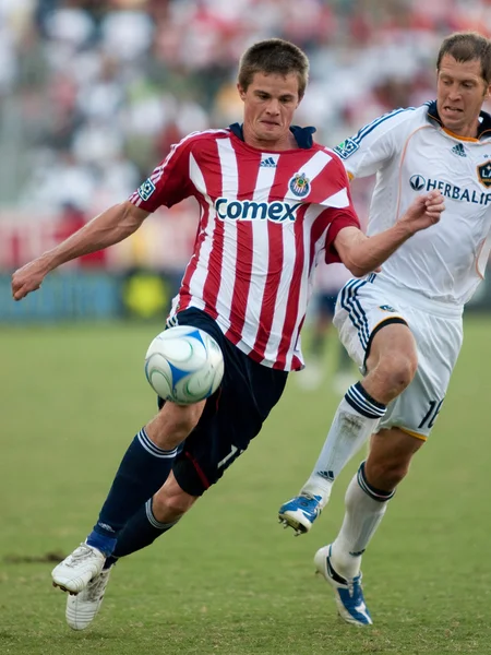 Justin Braun (L) e Gregg Berhalter (R) in azione durante la semifinale della conferenza MLS — Foto Stock