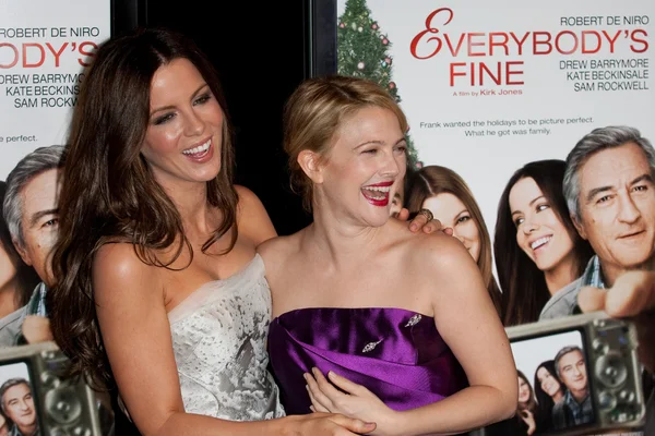 Kate Beckinsale and Drew Barrymore attend the film premier — Stock Photo, Image