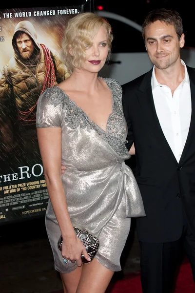 Charlize Theron and Stuart Townsend attend the film premier — Stock Photo, Image