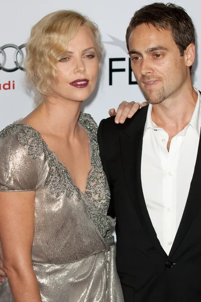 Charlize Theron and Stuart Townsend attend the film premier — Stock Photo, Image