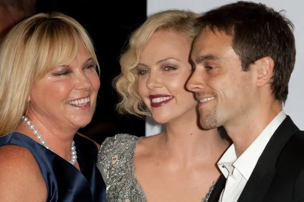 Gerda Theron Charlize Theron and Stuart Townsend attend the film premier — Stock Photo, Image