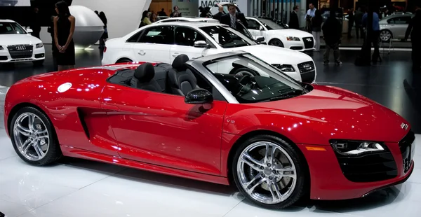 auto Show'da sergilenen Audi r8 Cabrio