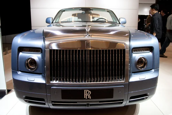 Rolls royce φάντασμα drophead coupe στην οθόνη στην επίδειξη αυτοκινήτων — Φωτογραφία Αρχείου