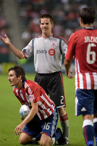 Sam Cronin, Sacha Kljestan and Ante Jazic during a stop in play of the match — Stock Photo, Image