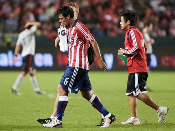 Ante Jazic caminando fuera del campo después de ser herido durante el partido —  Fotos de Stock