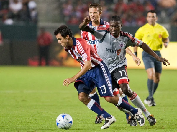 Jonathan Bornstein dribbles away from O'Brian White and Jesse Marsch during the match — Stock Photo, Image