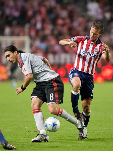 Jesse marsch och pablo vitti kampen för bollen under matchen — Stockfoto