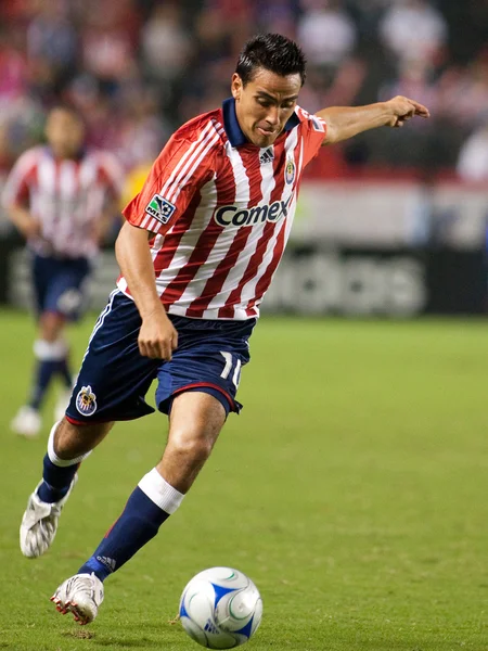 Jesús Padilla goteando la pelota en el campo durante el partido — Foto de Stock
