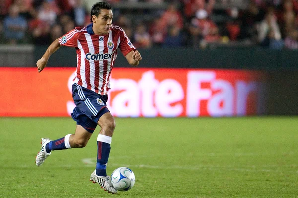 Jesus Padilla dribbling the ball up field during the match — Stock Photo, Image